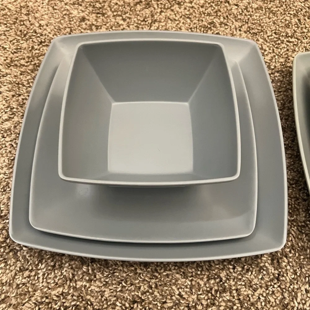 NWOT 12 piece dinnerware set